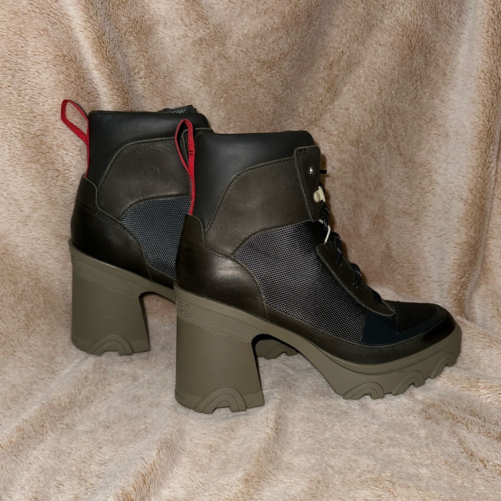 Columbia/sorel brand new boots never worn size 8